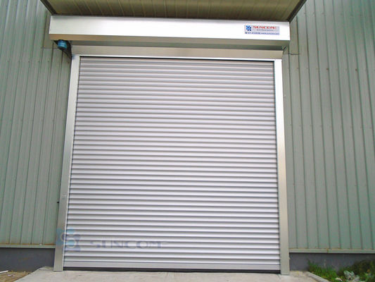 Porta de segurança industrial exterior com célula fotovoltaica incorporada